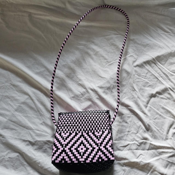 Black & pink checkered woven crossbody bag - Picture 3 of 5